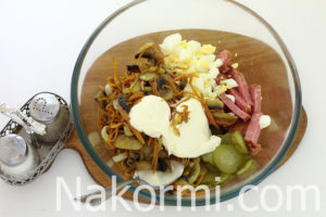 Салат с жареными грибами и колбасой