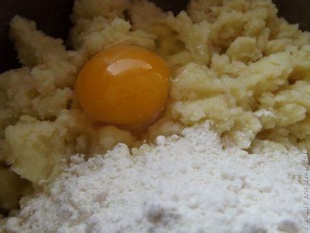 В картофель добавляем муку и яйцо