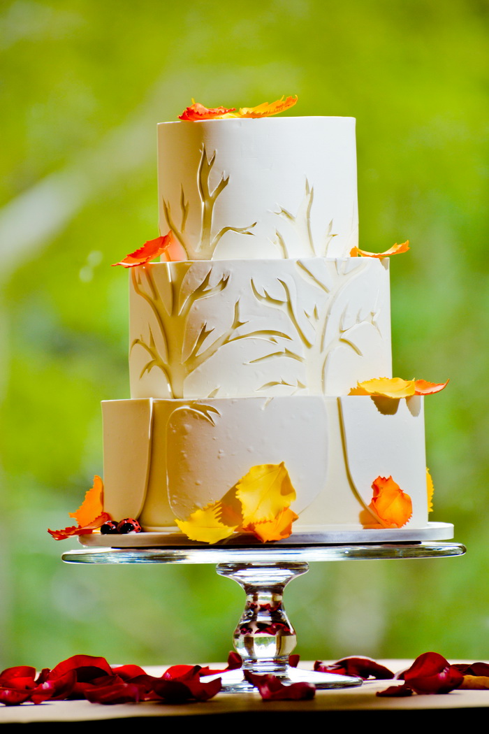 Осенний свадебный торт с листвой