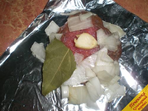 3) На фольгу выложить промаринованное мясо. На него выкладывается чеснок, лук горкой и лаврушка. Запечатать, чтобы внутрь не попадал воздух.