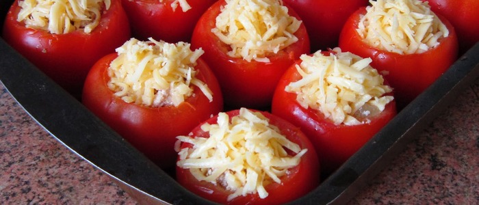 помидоры с сыром и чесноком в духовке..