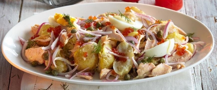 Салат с копченой рыбой горячего копчения с рисом