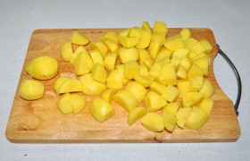 Чистим картофель, нарезаем кубиками или дольками.