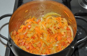 Перекладываем в кастрюлю и тушим 3-4 минуты. Солим по вкусу, перчим. Закладываем начинку в перцы. 