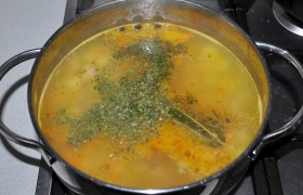 Вкусный суп с колбасой и вермишелью