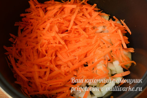 обжариваем лук и морквовь