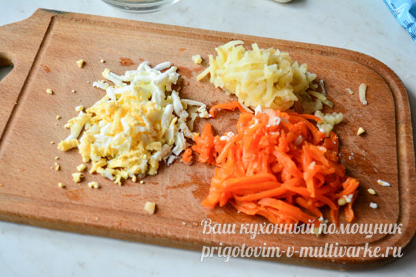 морковь, яйца и картофель отварить и натереть на терке