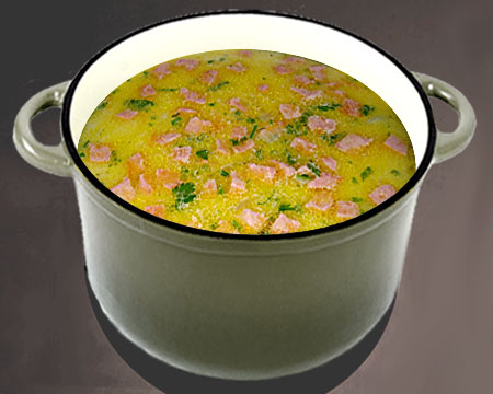 Сырный суп с колбасой в кастрюле