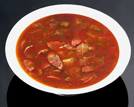 Томатный суп с сосисками в тарелке