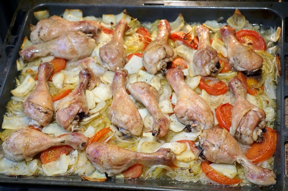 Сколько запекать кур ножки в духовке. Голень с овощами в духовке. Курица в духовке. Курица на противне в духовке. Куриные голени с овощами в духовке.