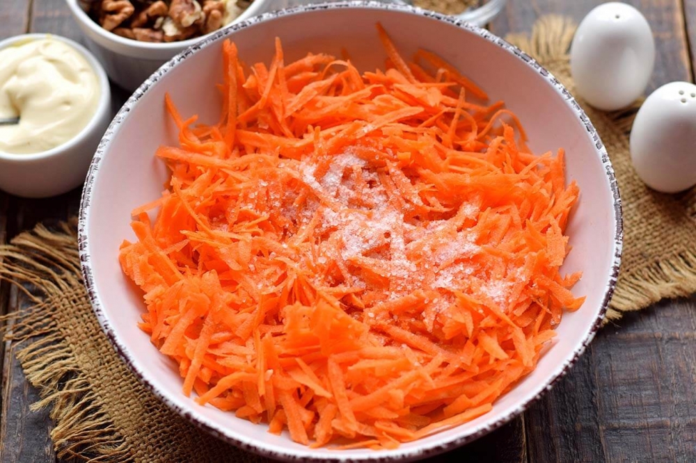 Морковь с чесноком и маслом рецепт. Блюда из моркови. Морковь блюда из моркови. Салат из моркови. Салат из моркови с чесноком.