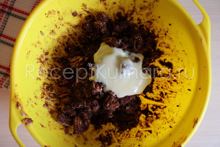 Шоколадная колбаса из печенья со сгущенкой и какао