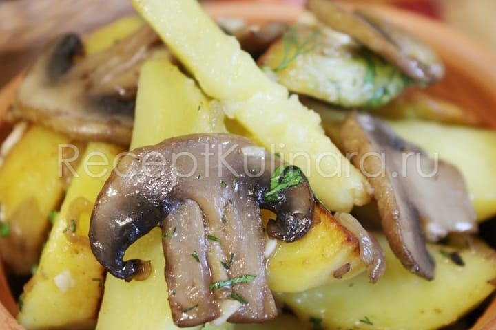 Картошка с шампиньонами и луком жареная на сковороде