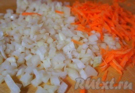 Оставшийся лук мелко нарезать, морковь натереть на тёрке, обжарить овощи, помешивая,  на скороде, в которой жарили фрикадельки. Ориентировочно 3-4 минуты.
