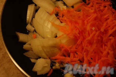 Для маринада натереть на крупной терке морковь и нарезать кольцами репчатый лук.