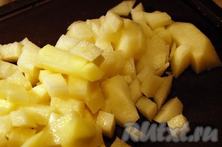 Нарежем небольшими кубиками картофель и отправим вариться к к практически готовому гороху.