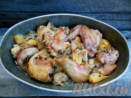 Отправьте в разогретую духовку и готовьте курицу в собственном соку 1,5-2 часа при температуре 170-180 градусов. Готовое мясо должно легко отделяться от костей. За 5 минут до готовности крышку снимите и дайте слегка подрумяниться. Если используете магазинную курицу, то готовьте ее на 15-20 минут меньше. В любом случае, проверяйте мясо на готовность - готовое мясо должно легко прокалываться ножом и из него должен выделяться прозрачный сок.
