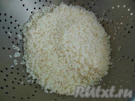 Залейте рис кипящей водой, подсолите и варите около 5-7 минут с момента закипания (до полуготовности риса). Затем откиньте рис на дуршлаг и промойте. Оставьте до полного остывания.
