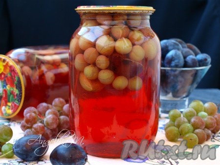 Очень вкусный и ароматный компот из слив и винограда, приготовленный на зиму, можно хранить в условиях городской квартиры.
