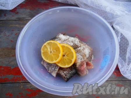 Нарежьте рыбу на небольшие порционные кусочки. Добавьте к кусочкам щуки колечки лимона, соль и черный молотый перец, перемешайте, стараясь из колечек лимона выдавить сок. Миску с рыбой накройте пищевой пленкой, уберите на 10-15 минут в холодильник.
