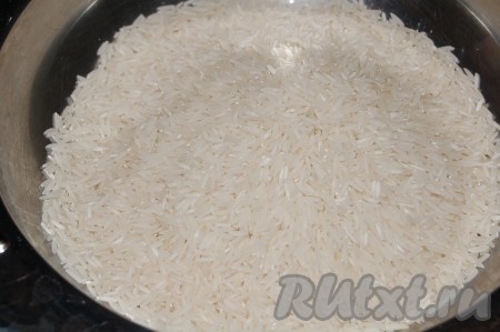 Рис промыть и отправить в кастрюлю вслед за луком с томатной пастой. 