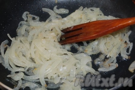 Нарезать репчатый лук и обжарить его на сковороде на растительном масле. 