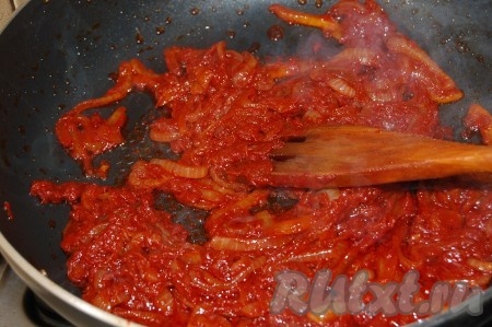 Когда репчатый лук будет почти готов, добавить к нему томатную пасту и обжаривать 5 минут их вместе, затем отправить в кастрюлю с харчо.
