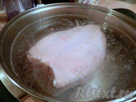В холодной воде растворить соль, поместить туда куриную грудку и оставить на 2 часа.