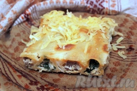 При подаче посыпать каннеллони с фаршем и грибами сыром по вкусу.