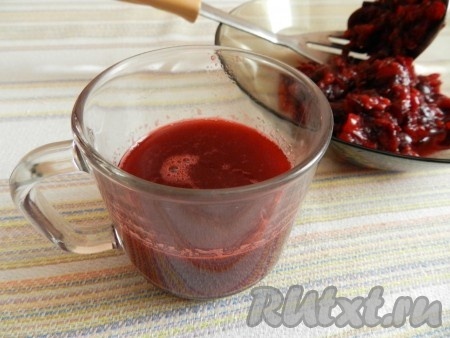 Выдавить из вишни сок (получится около 150 мл), сок убрать в холодильник.