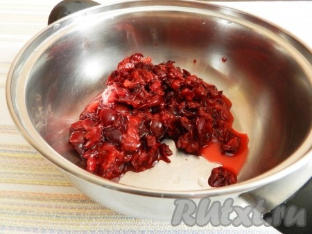 Выжатые ягоды поместить в кастрюлю, залить холодной водой и поставить вариться.