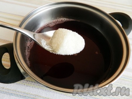 Перелить в кастрюлю, добавить сахар, довести до кипения, чтобы сахар растворился.  Попробовать на вкус, возможно, понадобится еще сахар, если ягоды очень кислые.
