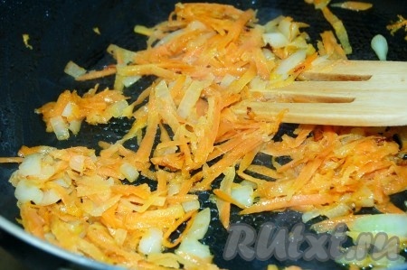 Морковь натереть на крупной терке, лук нашинковать. Лук с морковью обжарить на сливочном масле.