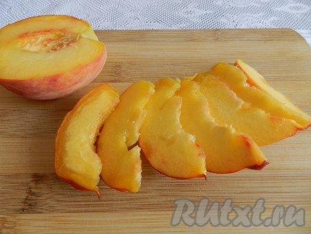 Персик нарезать на дольки, косточку удалить. (В классическом рецепте используются половинки персика).