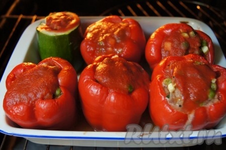 Отправляем перцы, фаршированные мясом и овощами, в разогретую до 200 градусов духовку на 40 минут. Снимаем фольгу, поливаем каждый фаршированный перчик томатным соком и отправляем еще минут на 10 запекаться без фольги.
