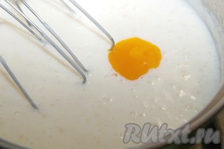 Взять яйца и разделить желтки и белки. Желтки вбить в молочный соус.
