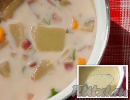 Добавить в кабачковый суп сливки или молоко, черный свежесмолотый перец и соль, если нужно. Довести суп до кипения и пробить блендером. Дать супу-пюре немного постоять, а тем временем подготовить креветки для супа.