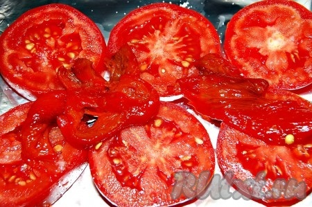 На помидоры выложить кусочки запеченного перца без кожицы.