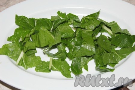 Нарезать на тарелку листовой салат.