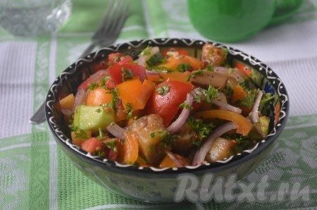 Перемешать все ингредиенты вместе, посолить и поперчить по вкусу. Дать настояться 10-15 минут и наш овощной салат с кабачками и баклажанами готов.
