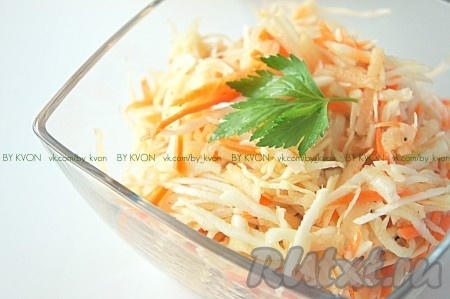 Витаминный салат из капусты с морковью и уксусом готов. Приятного аппетита! Кушайте с удовольствием!