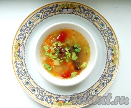 Можно разливать приготовленный простой и вкусный суп с мясом по тарелкам, добавив зелень.
