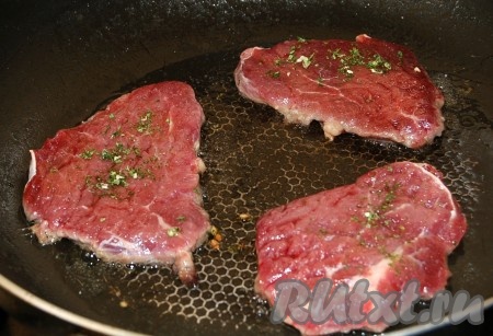 Налить в сковороду растительное масло, раскалить его и в раскаленное масло поместить кусочки мяса.