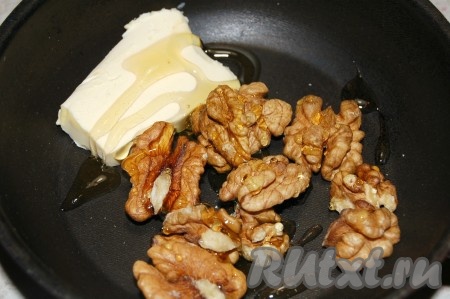 Грецкие орехи положить в маленькую сковородку, добавить кусочек сливочного масла, жидкий мед.