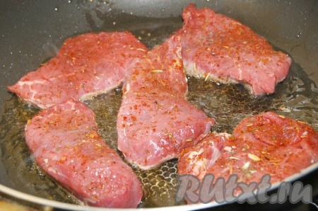 Разогреть в сковородке смесь растительного и сливочного масла и выложить в раскаленное масло куски мяса.