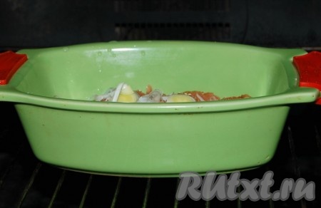 Подлить воды и отправить форму с горбушей в заранее нагретую до 200 градусов духовку.
