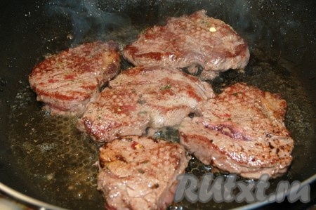 Обжарить говядину на растительном масле с двух сторон по 5-7 минут, до полной готовности.

