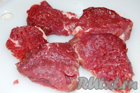 Мясо нарезать толстыми ломтиками и слегка отбить.