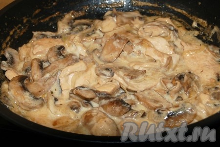 Перемешать и тушить еще 5 минут. За это время куриное филе и грибы пропитаются сливочным соусом и будут готовы.