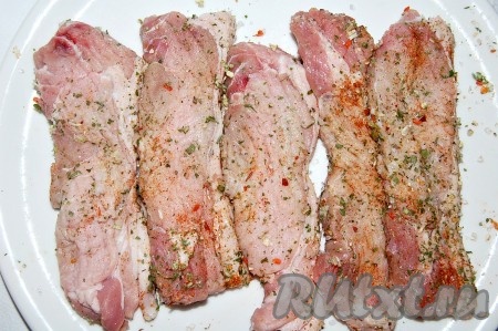 Дальше можно сразу же приступить к жарке свинины, а можно отложить кусочки мяса в специях на какое-то время (от 30 минут до нескольких часов).

